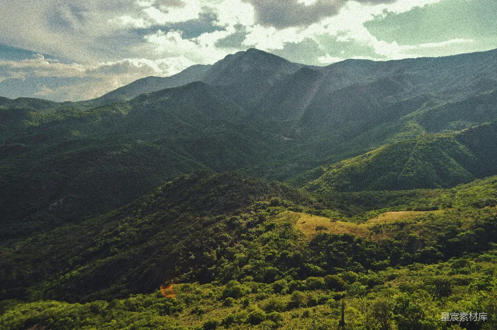 高清摄影  连绵山脉上的风景，绿树成荫。
