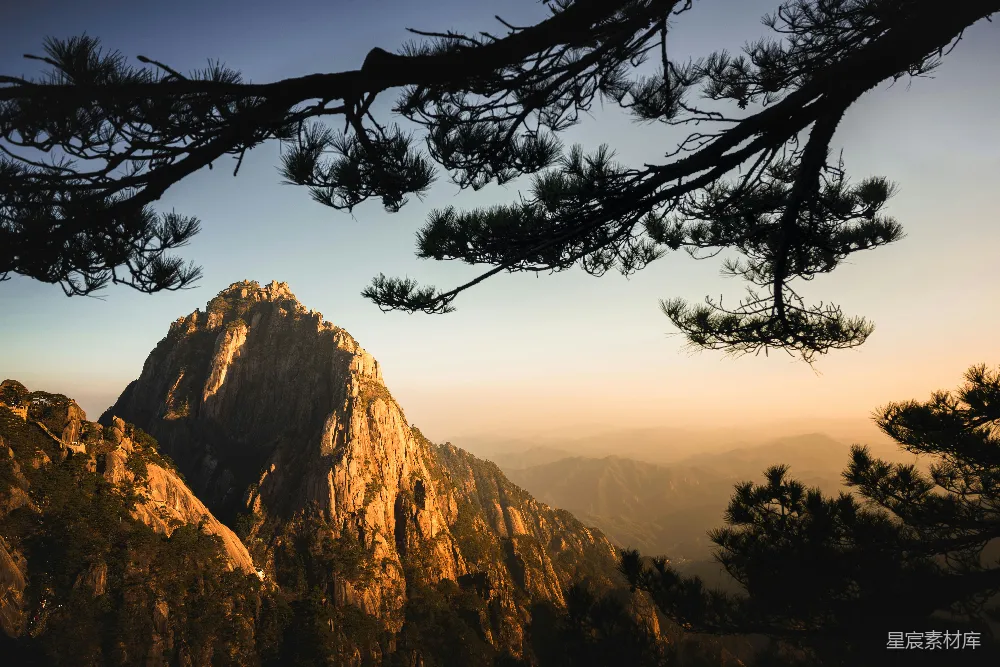 高清摄影  一座山峰被金色阳光照亮。
