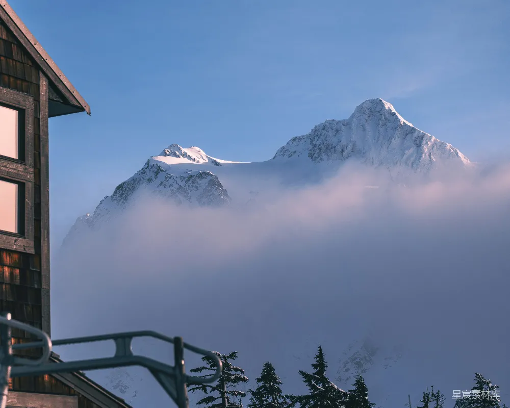 高清摄影 自然 壁纸 雪山的峰顶穿过云层。
