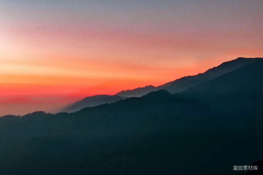 高清摄影 旅行 自然 壁纸 太阳正落在这连绵的山脉之上。