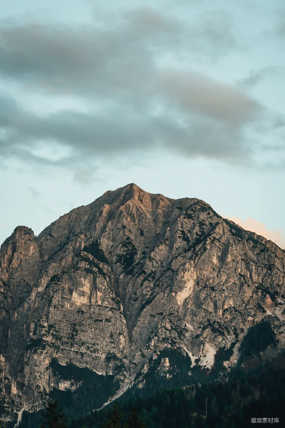 高清摄影 旅行 自然 云层低垂下的巍峨山峰