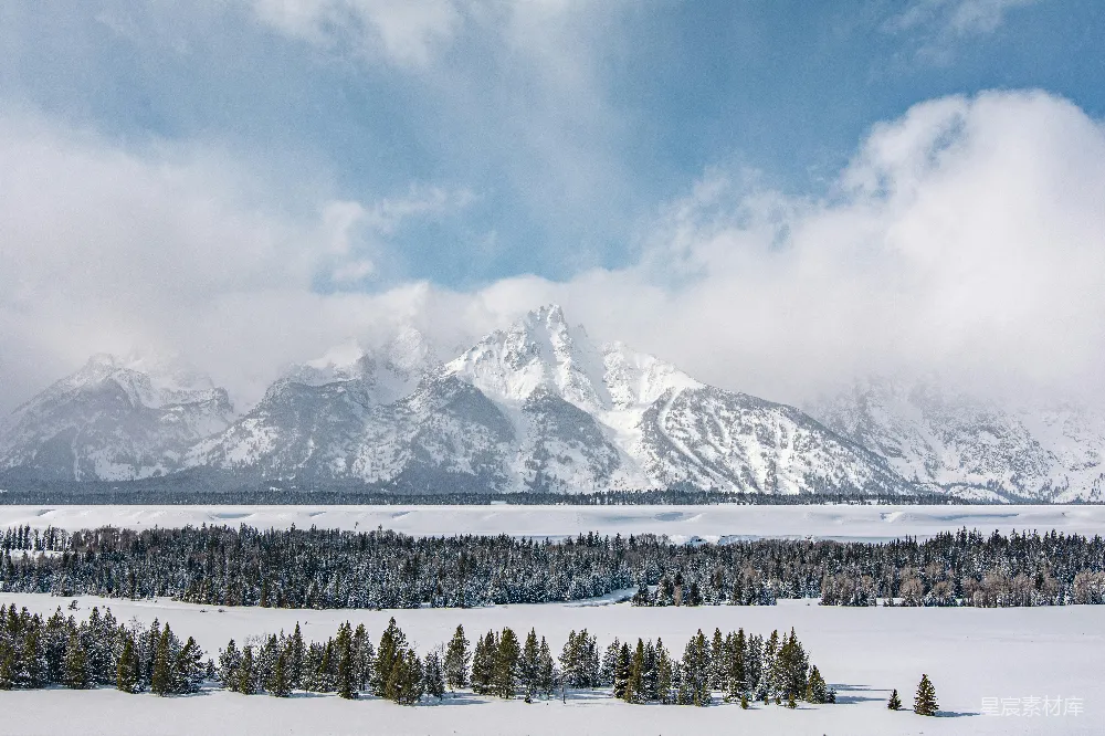 高清摄影 旅行 自然 壁纸 白天阴云密布的雪山覆盖着白雪
