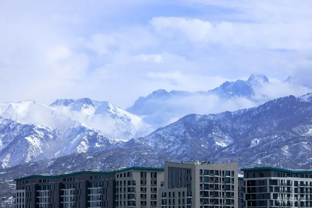 高清摄影  一座城市的景象，背景中有山脉。