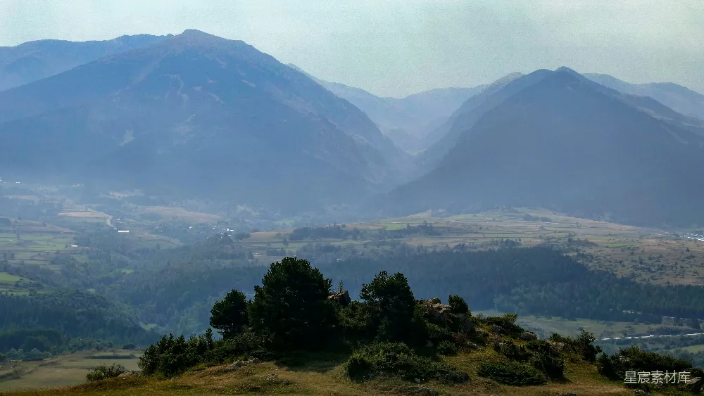 高清摄影  一片丘陵和树木的风景