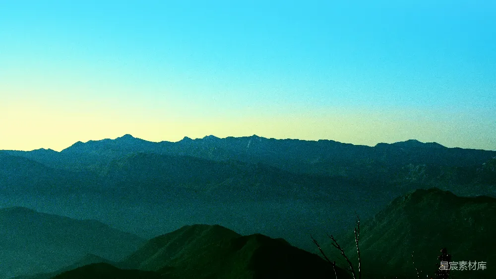 高清摄影  远处的山峰在清澈的渐变天空下。