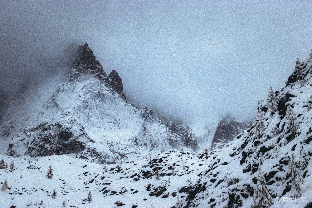 高清摄影  积雪覆盖的山峰和多云的天空