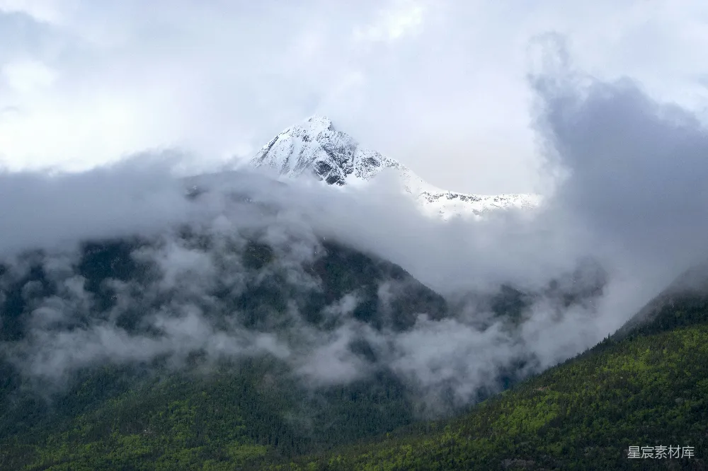 高清摄影 旅行 自然 白天的雪覆盖山脚下一片绿草如茵的草地。