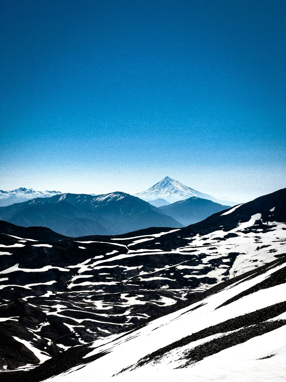 高清摄影  白天，蓝天下的积雪覆盖的山峰