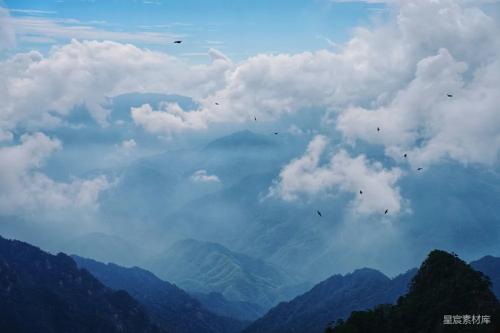 高清摄影  一座山峰在云雾缭绕的天空下