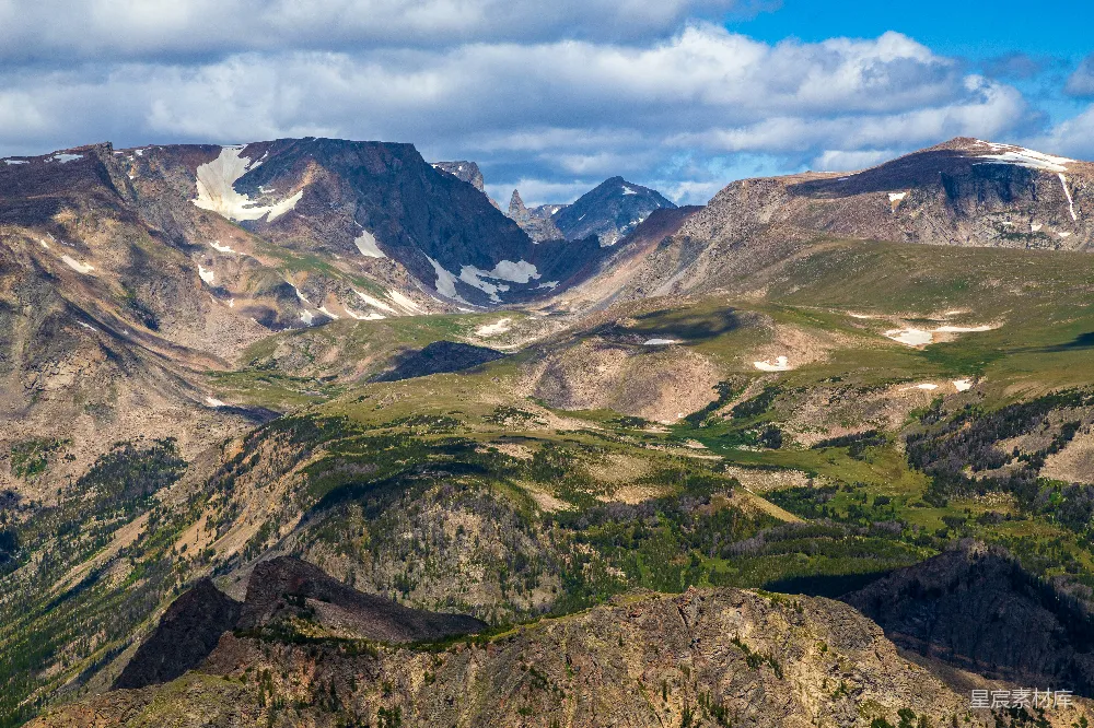 高清摄影 自然 一座山脉，远处是覆盖着积雪的山峰。