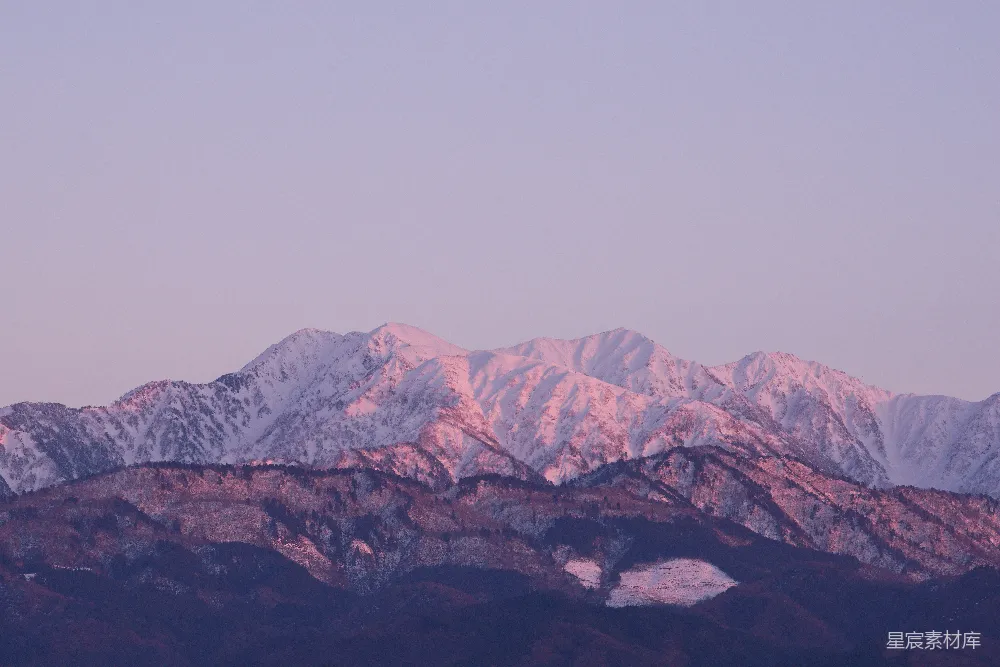 高清摄影 壁纸 被柔和粉红色光线笼罩的雪山。