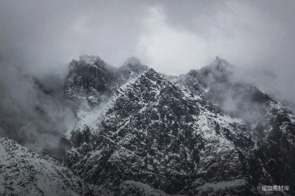 高清摄影 电影 旅行 自然 壁纸 一座高耸入云的雪山，在多云的天空下