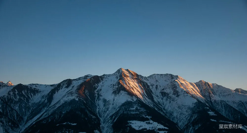 高清摄影 自然 旅行 壁纸 一座积雪的山