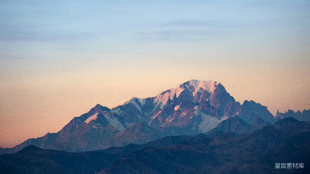 高清摄影  被柔和日落光线照亮的雪山群