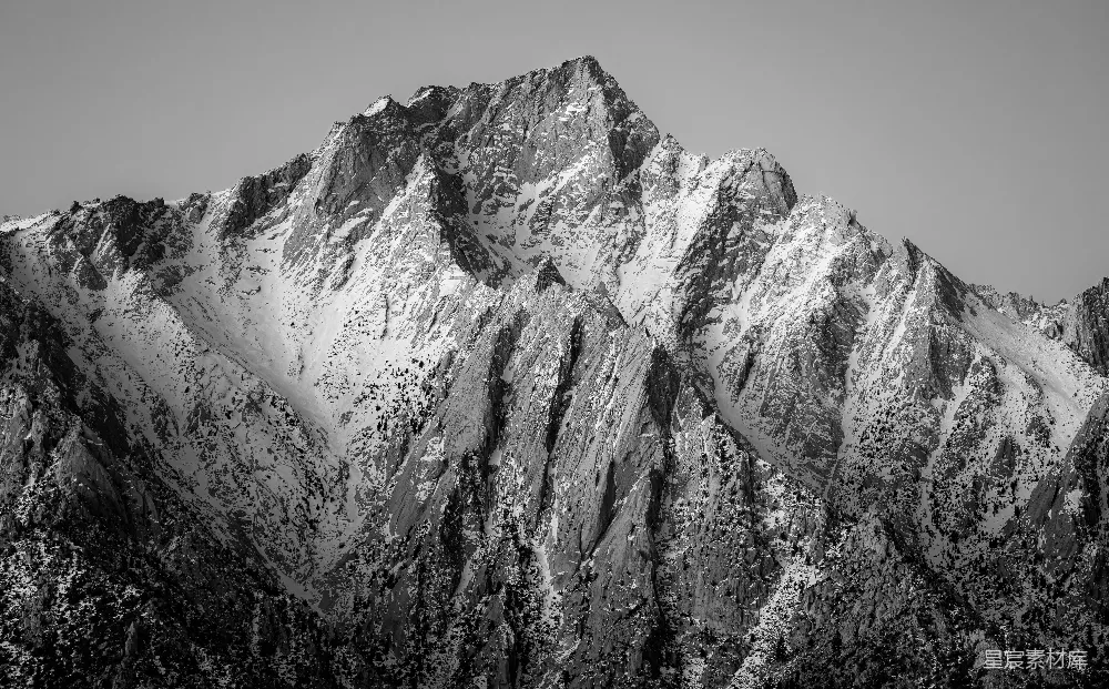 高清摄影  白雪覆盖的山峰在晴朗的天空下