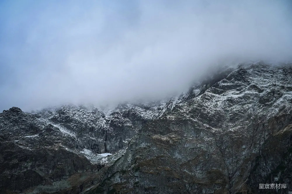 高清摄影  一座非常高耸的雪山，上面覆盖着云雾。