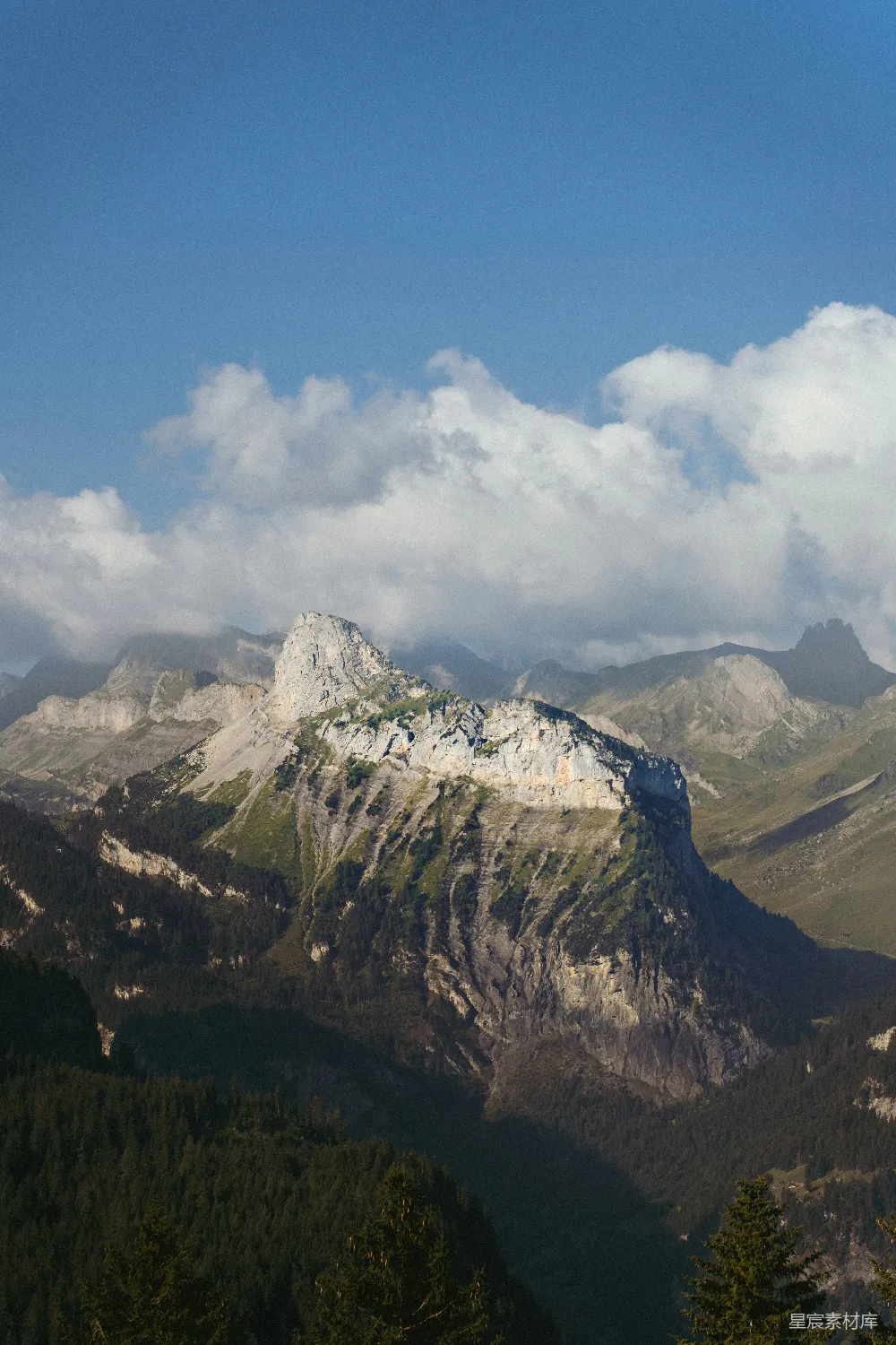 高清摄影 旅行 蓝天白云下的壮丽山峰。