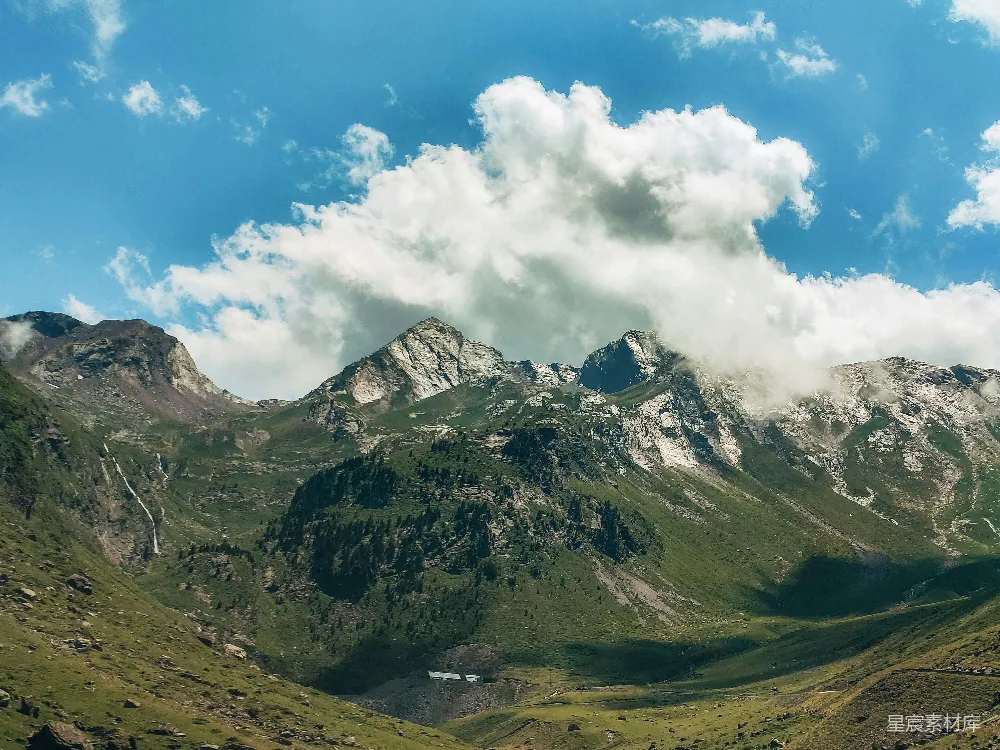 高清摄影  一座山峰上漂浮着云雾。