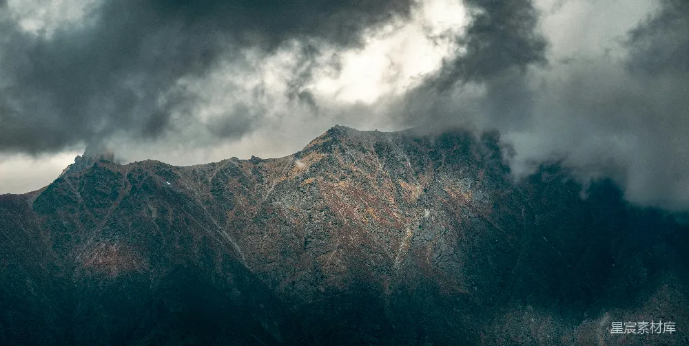 高清摄影  一座山峰，上面有云雾缭绕。