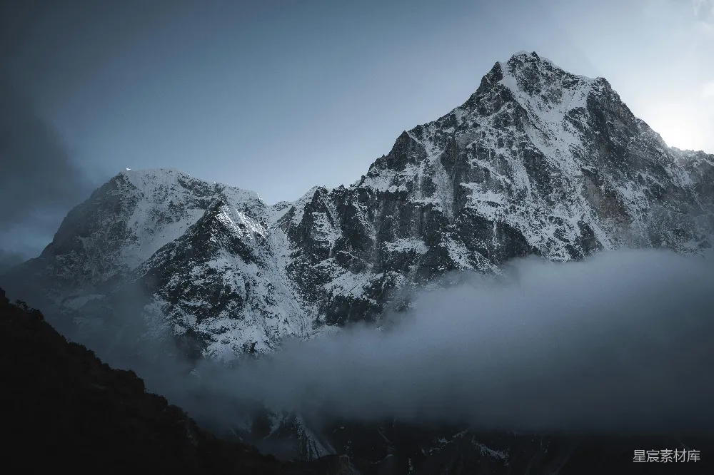 高清摄影 旅行 自然 壁纸 白雪覆盖的山峰矗立在厚厚的云层之上