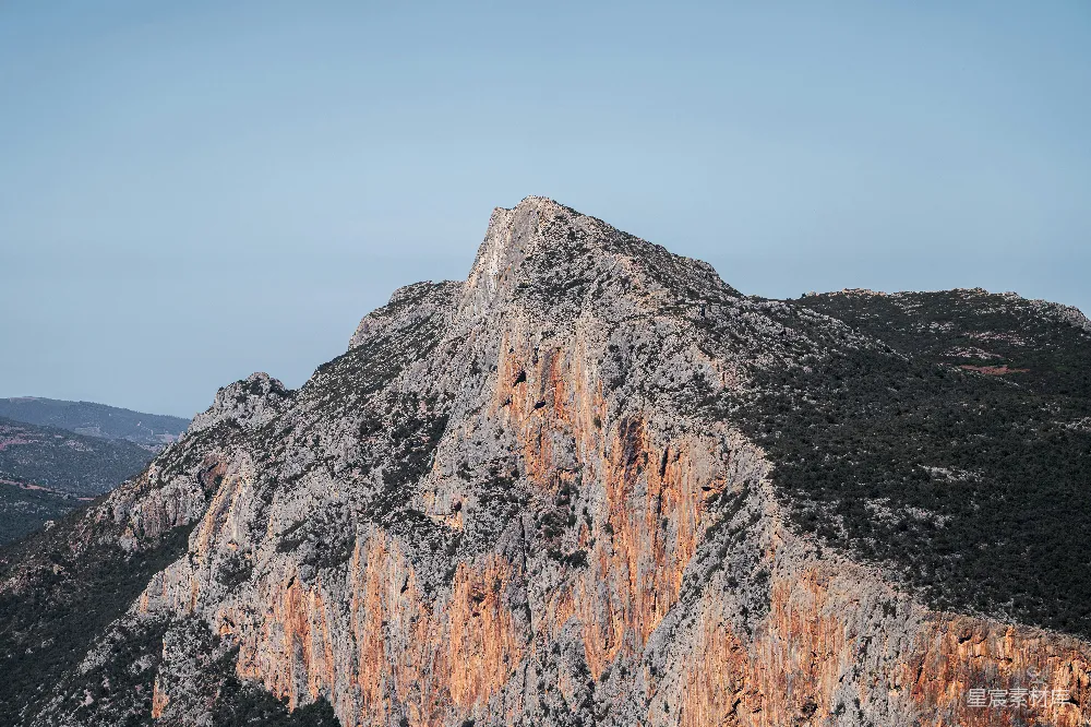 高清摄影  一座非常高大的山峰，背景是天空。