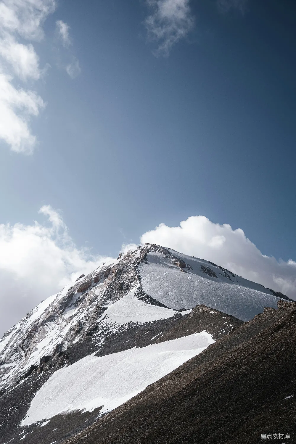 高清摄影 旅行 自然 壁纸 覆盖着积雪的山峰在部分多云的天空下