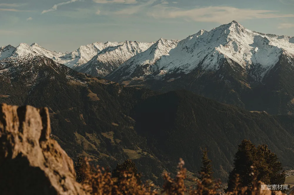 高清摄影 自然 一座山脉，背景是被雪覆盖的山峰。