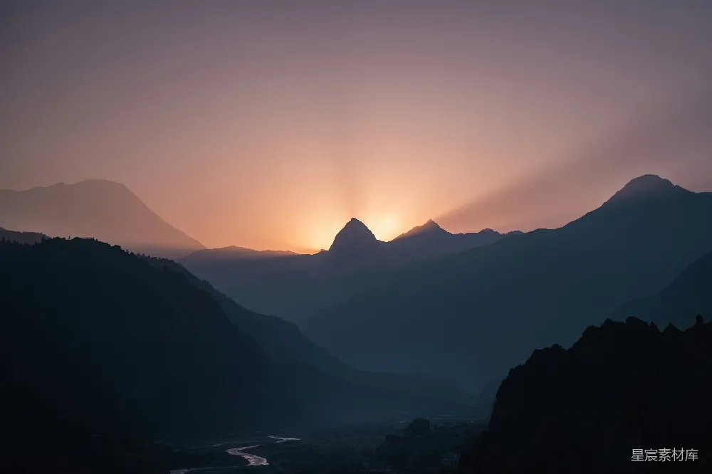 高清摄影 实验性 旅行 自然 壁纸 夕阳正挂在山脉之上。