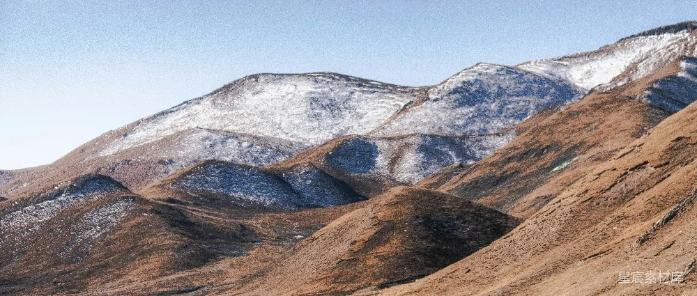高清摄影 自然 白天蓝天下的积雪覆盖的山