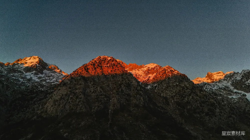 高清摄影  雪山在温暖的夕阳光辉下闪闪发光。