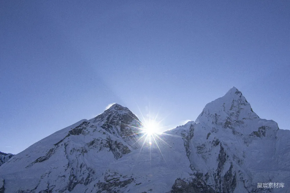 高清摄影  白天蓝天下的白雪覆盖的山