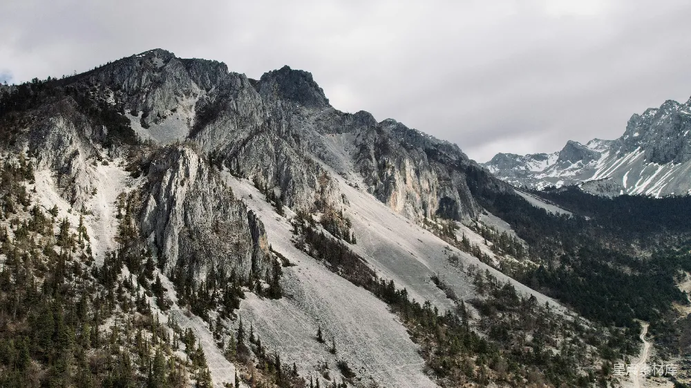 高清摄影  阴云密布的崎岖山坡