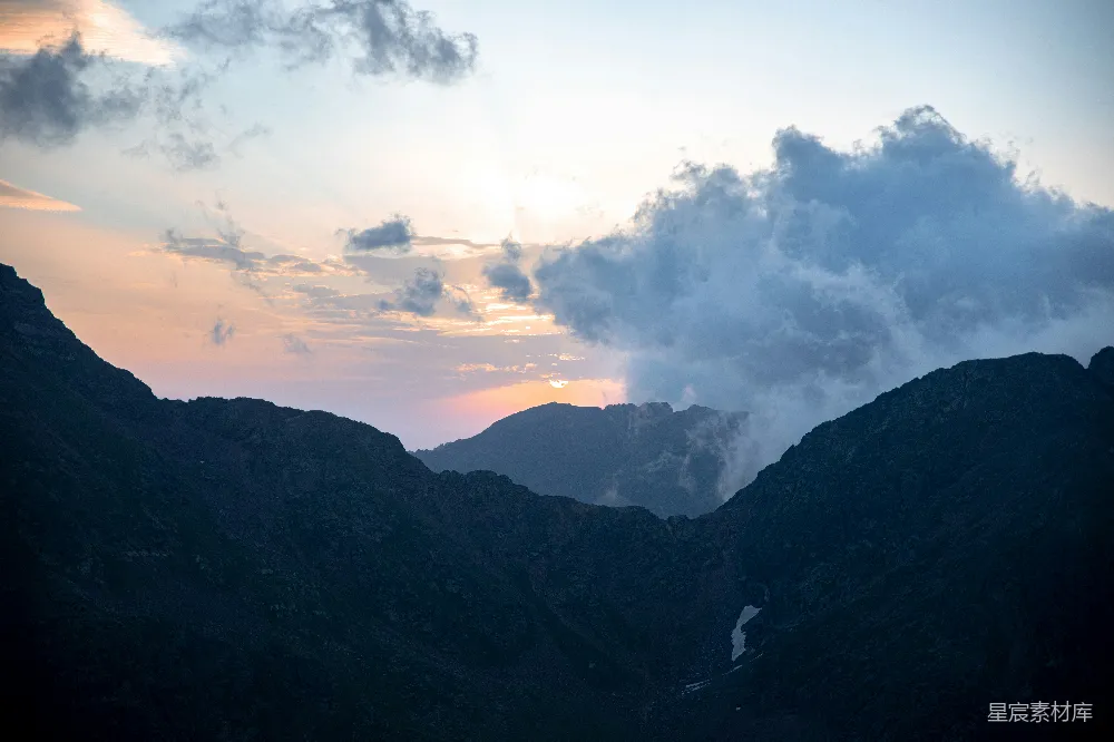 高清摄影  夕阳正照耀着山脉。