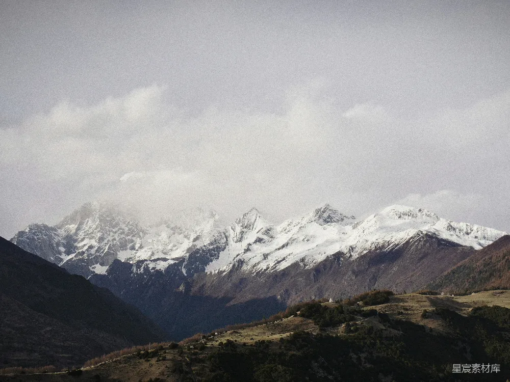 高清摄影  云层笼罩下的雪山