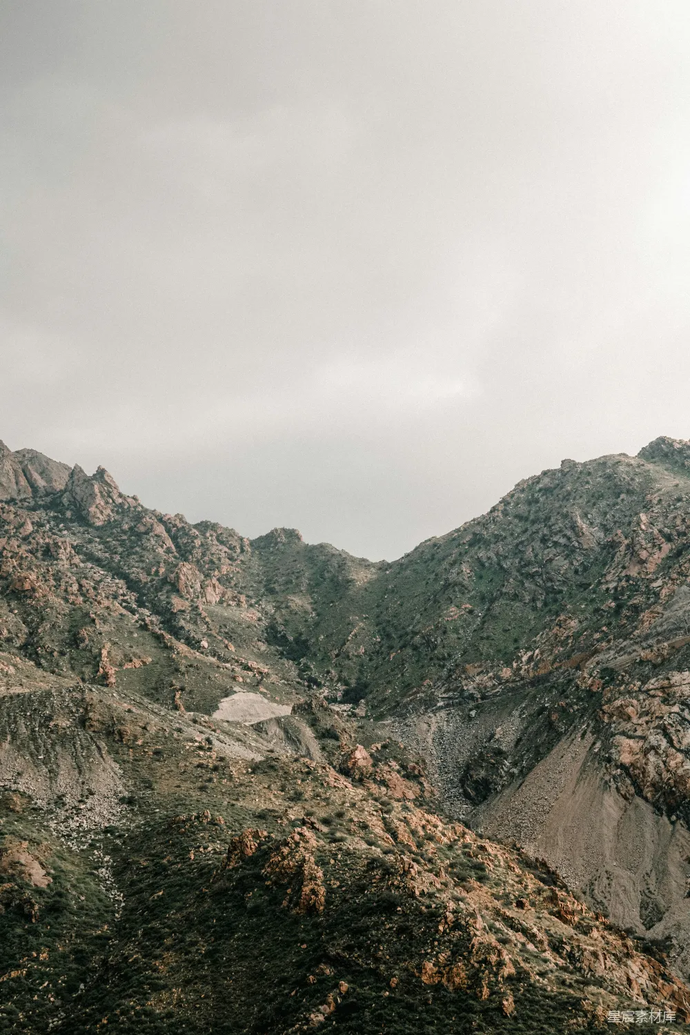 高清摄影  一条道路穿过一座山的景色。