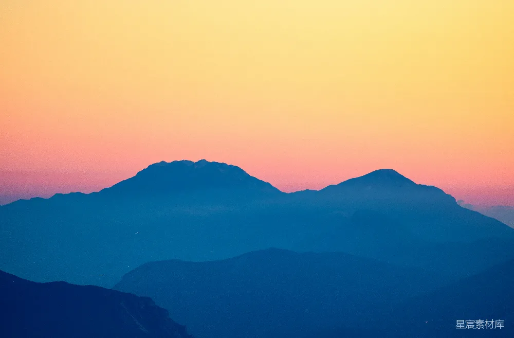 高清摄影  剪影状的山峰映衬在绚丽的夕阳天空下。