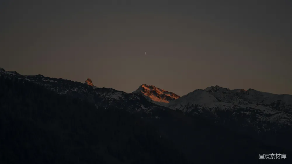 高清摄影 自然 旅行 壁纸 月亮正落在这连绵的山脉之上。