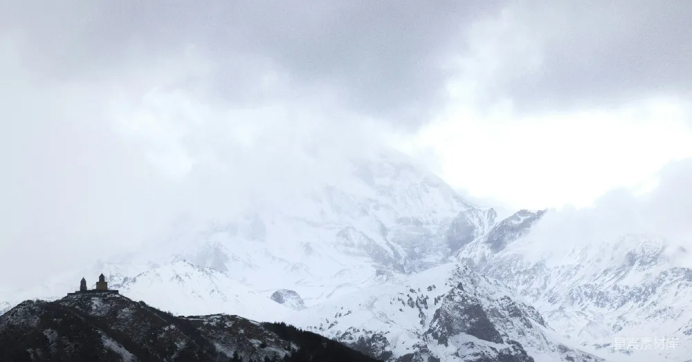 高清摄影 电影 旅行 自然 壁纸 几个人站在覆盖着雪的山顶上。