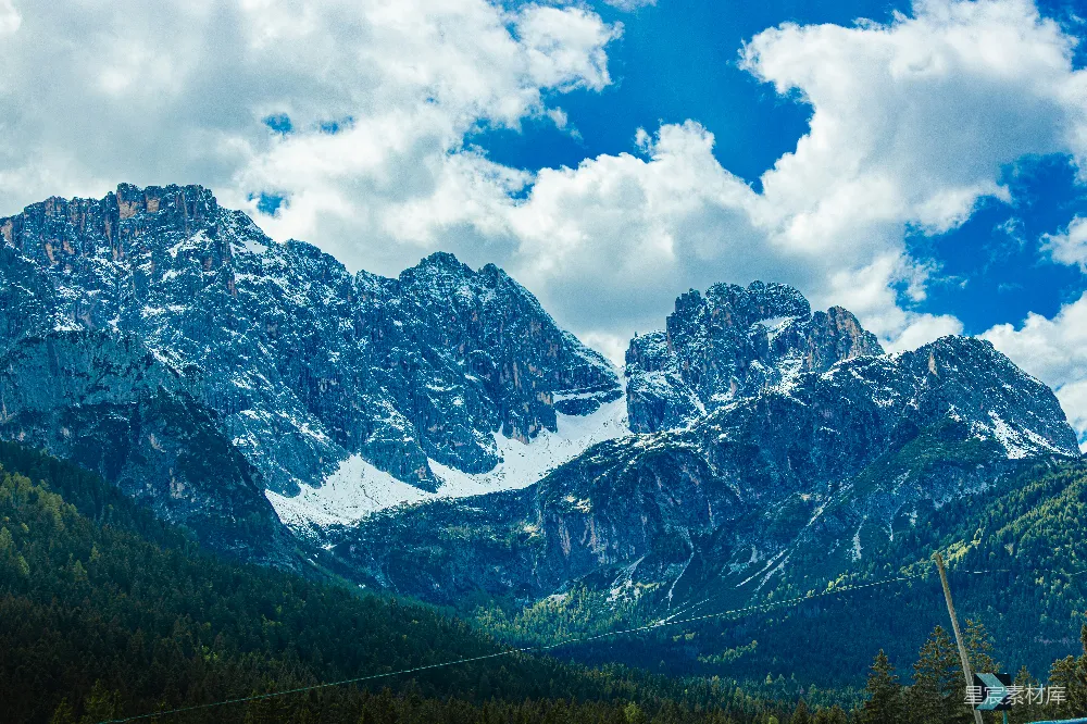高清摄影  壮丽的雪山在湛蓝的天空下。
