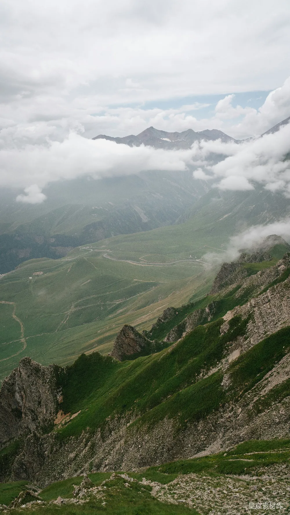 高清摄影 自然 雾蒙蒙的山峦、绿色的起伏山丘和岩石坡面