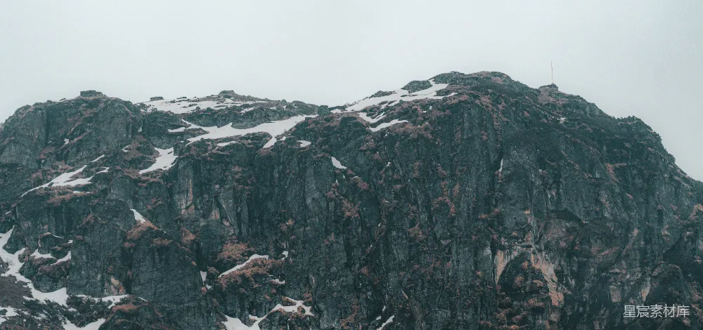 高清摄影 自然 旅行 壁纸 积雪覆盖的岩石山峰。