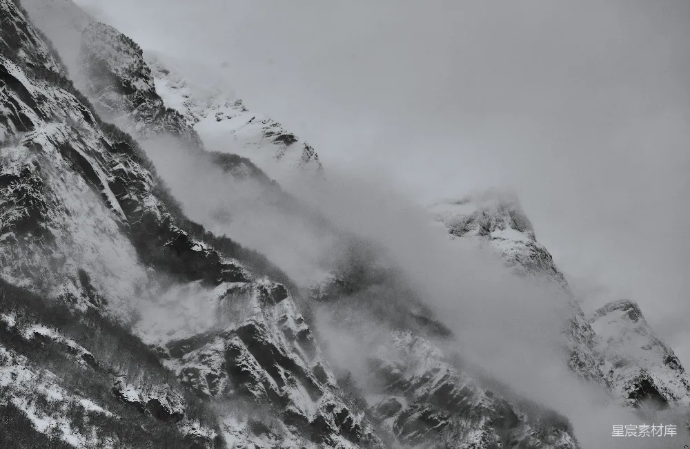 高清摄影  一座被积雪和云雾笼罩的高耸山峰