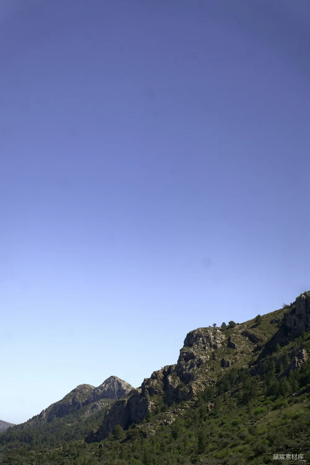 高清摄影  蓝天如洗，岩石峻岭，绿意盎然。