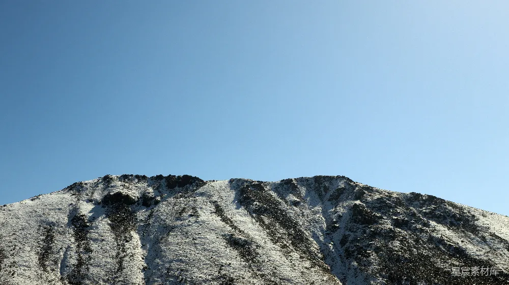 高清摄影  一座雪山和蓝天