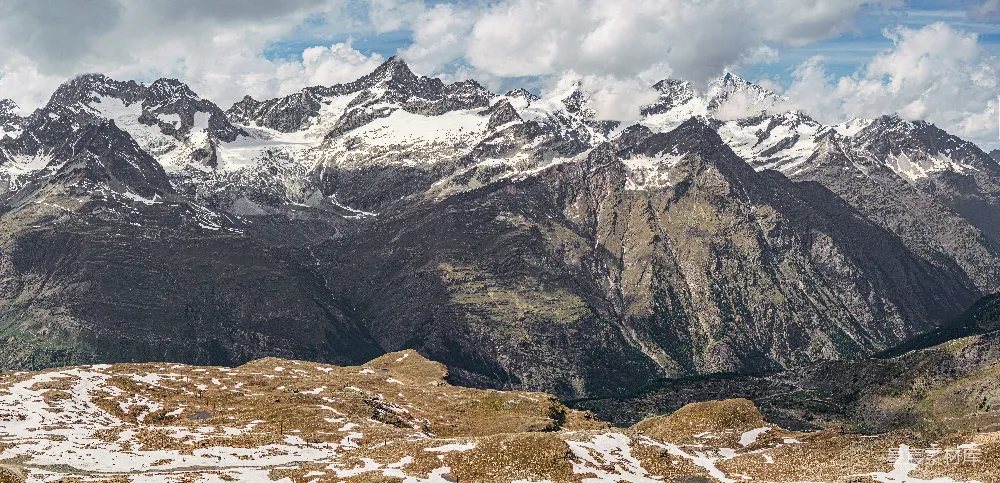 高清摄影  雪山连绵、岩石地貌的全景。