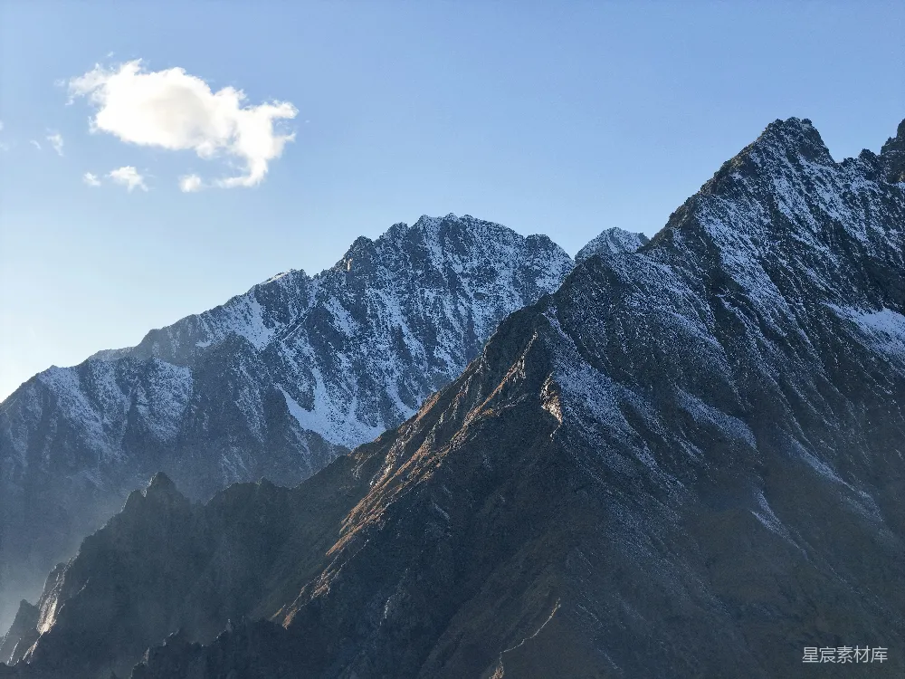 高清摄影  蓝天下的雪山。