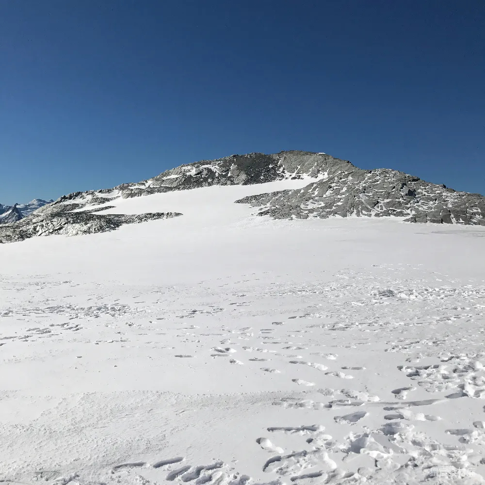 高清摄影  蓝天下的白灰色山峰