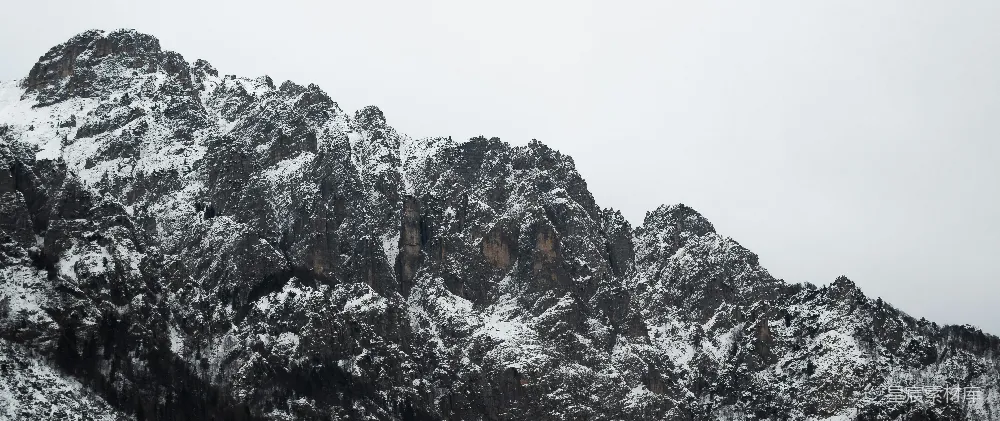 高清摄影 自然 旅行 壁纸 一座覆盖着积雪的山峰，背景是蓝天。