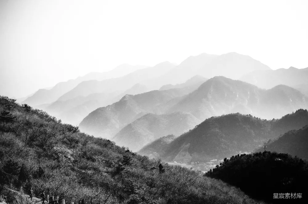 高清摄影  一个人走在山谷中的小路上