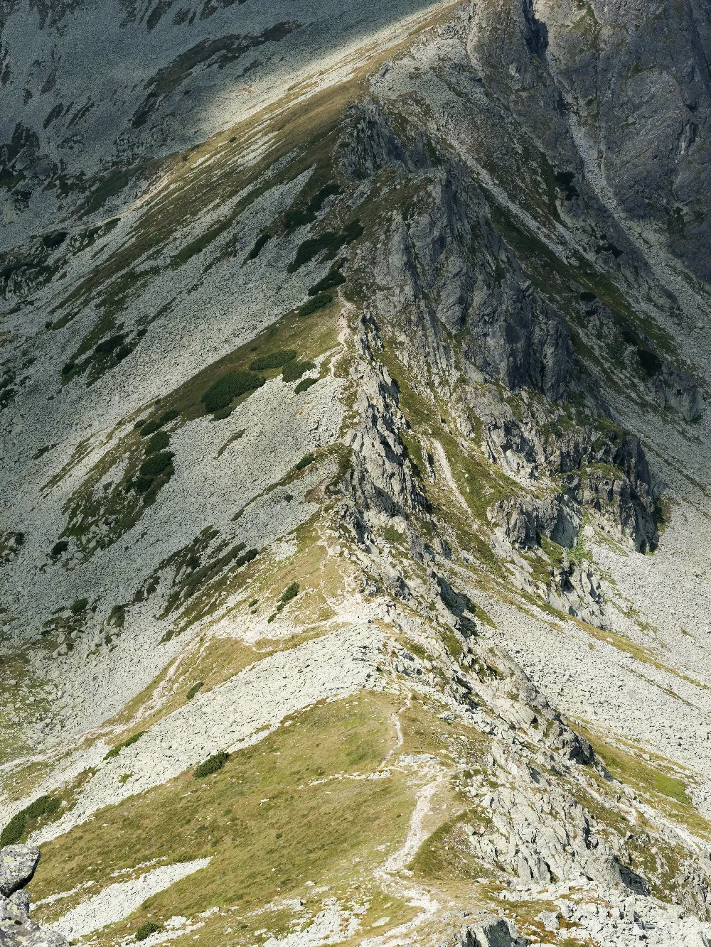 高清摄影  一座非常高大的山，一侧非常陡峭。